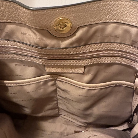 Michael Kors Raven Pebble Soft Pink / Gold Leather Large Shoulder Tote Bag - Picture 5 of 11